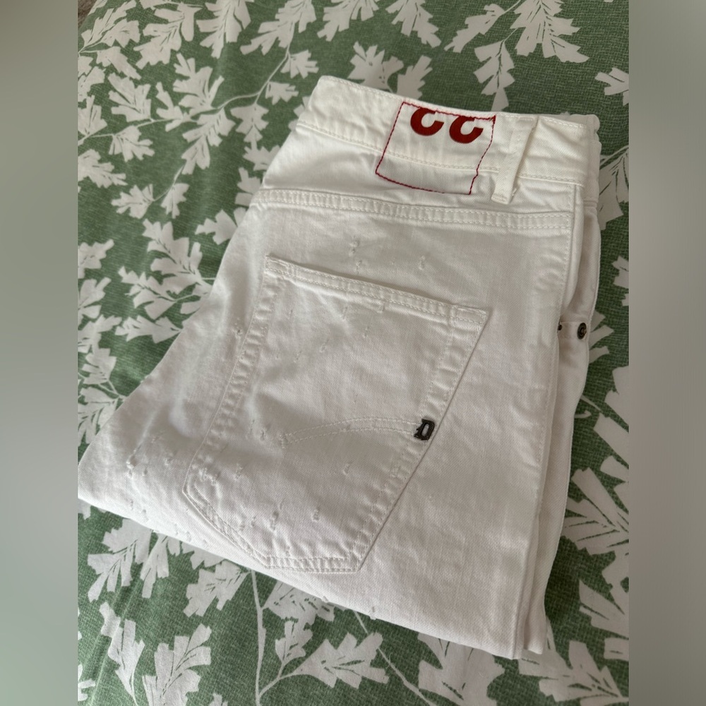 Dondup white jeans with distressing throughout.
Brighton model, Carrot fit.